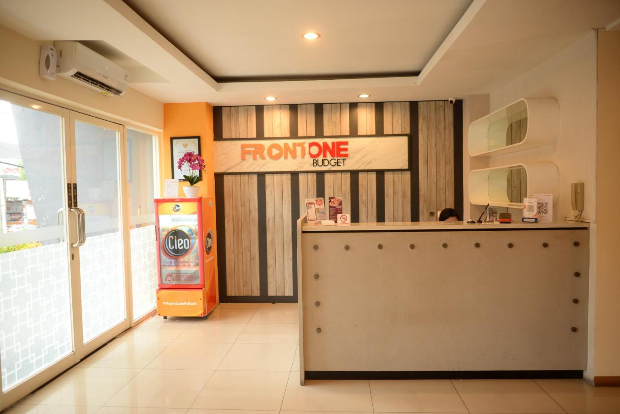 Front One Budget Malang By Azana Exterior photo
