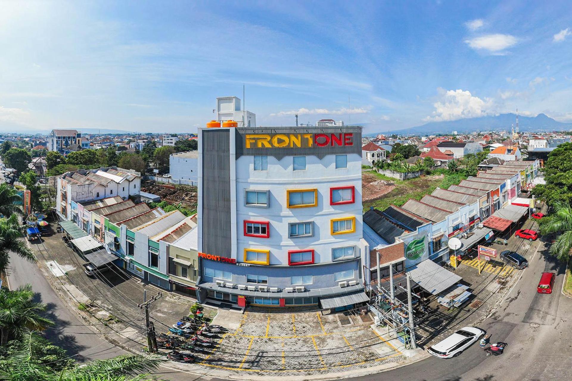 Front One Budget Malang By Azana Exterior photo